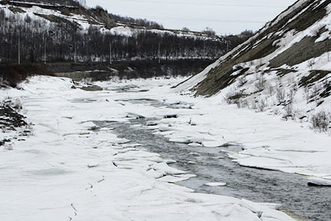 Река Кола пробуждается после зимней спячки, и рождаются легенды о монстрах, прошедших подо льдом в самое верховье