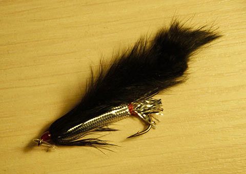 Мушка под названием «Матукка» с черным крылом и серебристым телом пригодится для заглубления, чтобы выманить не активную рыбу, стоящую на дне